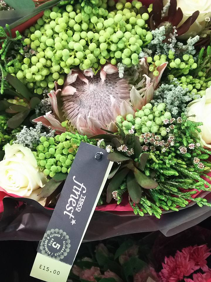 ロンドンのスーパーのお花とおじいさん 装花tokyo Karin Sugiyama